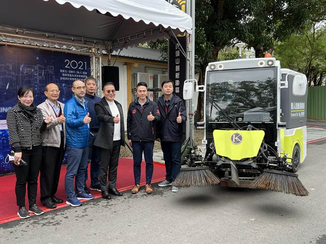 桃园市环保局在环保署支持下，于虎头山创新园区试办自驾扫街车，面对安妮人偶从路边窜出，能即时感应判断后停下，有助提升扫街安全。（蔡依珍摄）