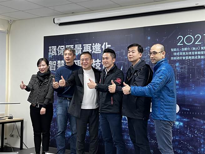 来自各县市的环保人员，今也特别在环保署环境督察总队长李健育率队下，到桃园虎头山创新园区观摩。(蔡依珍摄)