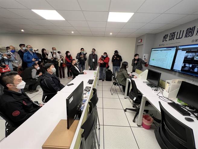 清运车辆会将里程、温度、速度、油耗、路径等资料回传到环保清运车辆行控中心。(蔡依珍摄)