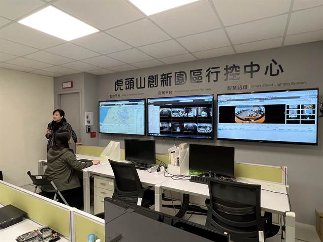 清运车辆会将里程、温度、速度、油耗、路径等资料回传到环保清运车辆行控中心。(蔡依珍摄)