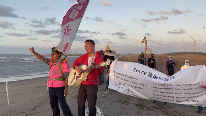 珍爱藻礁公投志工曾启明（图左）与眾人在藻礁区唱起《Sorry 藻礁别哭泣》。（陈梦茹摄）