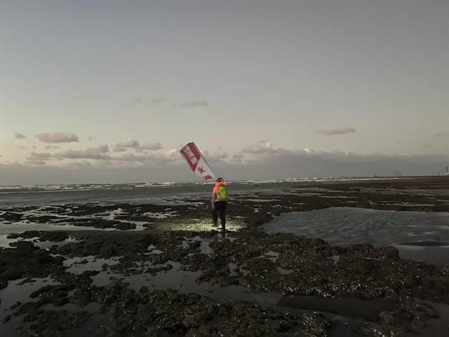 秋斗团体7日行脚至桃园观音，展开近3小时的护藻礁文化行动。（陈梦茹摄）