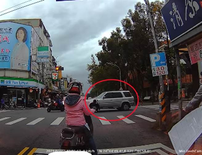 休旅车倒退到右侧行人穿越道上停下，接着右转离开。（翻摄脸书社团《宜兰知识+》）