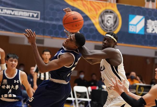 台湾艺大阿拉萨（右）与世新大学丹尼尔攻防都有精彩表现。（大专体总提供）