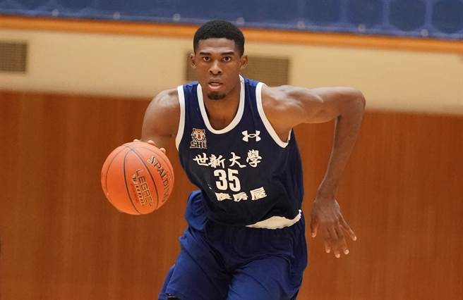 世新大学丹尼尔19分、11篮板，达成UBA生涯500篮板里程碑。（大专体总提供）