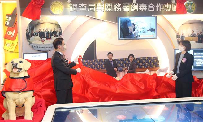 务部调查局与财政部关务署缉毒合作专区7日揭幕，调查局长王俊力（左）与关务署长谢铃媛（右）一起为专区揭幕。（范扬光摄）