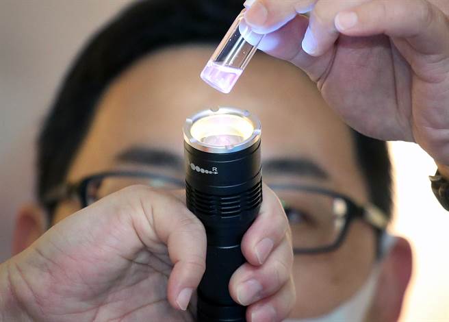调查局致赠关务署卡西酮类奈米毒品快筛试剂一批，该试剂与毒品混合后，在特殊光源照射下呈现蓝紫色反应。（范扬光摄）