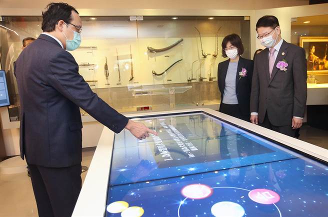 务部调查局与财政部关务署缉毒合作专区7日揭幕，王俊力（右一）与谢铃媛（右二）仔细观看合作专区内多媒体展示柜的内容。（范扬光摄）