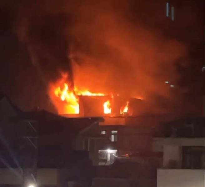 万里中福路某民宅顶楼铁皮屋陷入火海。（民眾提供）