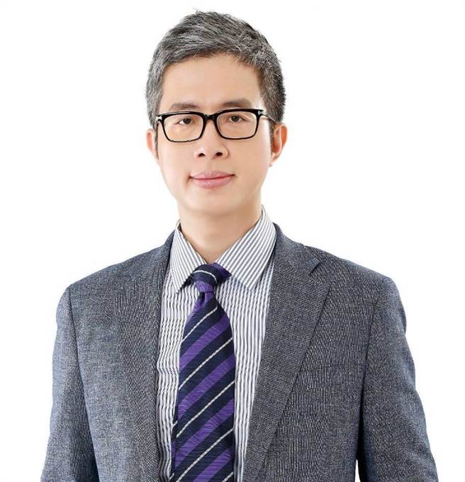 邱浚彦表示，男性的胸肌最完美的状态是胸肌上部够厚，中间偏平没有凸起，胸下和腹部有明显的分离，结实的胸肌中间会有线条，中缝两侧肌肉和整个胸肌的厚度一致。(戴志扬翻摄)