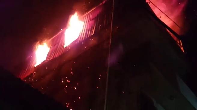 新北万里顶楼铁皮加盖窜火 烈焰冲天景象骇人。（翻摄影片）