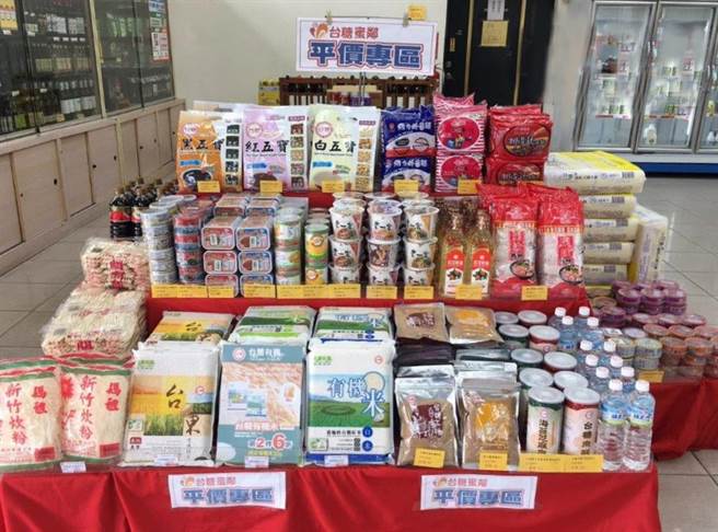 台糖宣布沙拉油、砂糖及肉品皆不調漲，蜜鄰超商的平價專區則延長設置到明年元宵節。(圖／台糖提供)