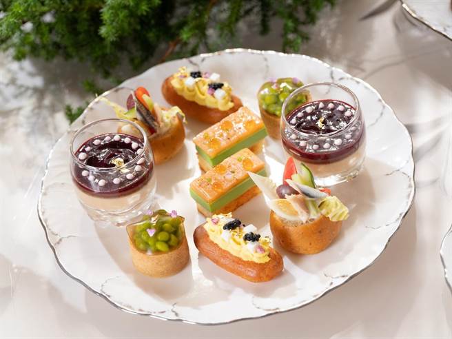 「Café de Lugano」法籍主廚菲德烈克．朱利安以鴨肝、煙燻鮭魚等誘人食材，製出精緻可口的鹹點。（台北文華東方酒店提供）