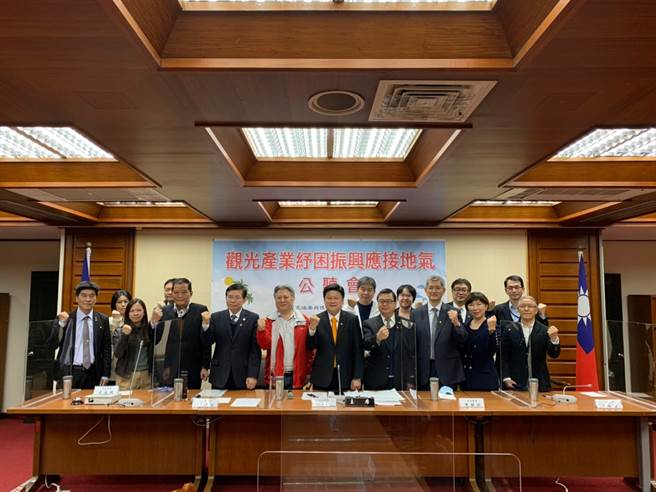 立法委員傅崐萁特於今(7)日下午在立法院舉辦「觀光產業紓困振興應接地氣公聽會」。(戴志揚翻攝)