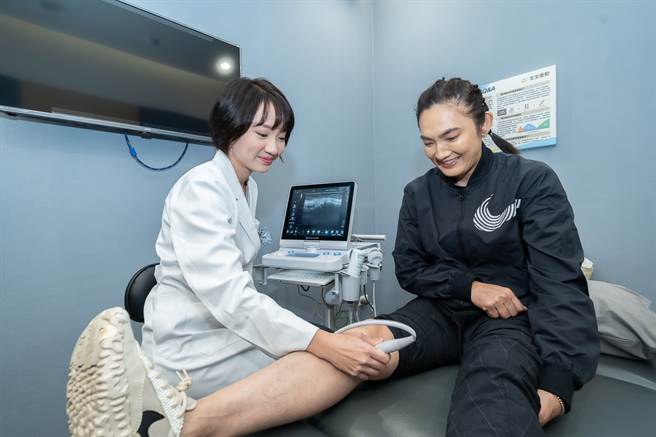 钱薇娟（右）表示动过3次手术的膝盖旧伤，迄今仍隐隐作痛。（生生优动诊所提供）