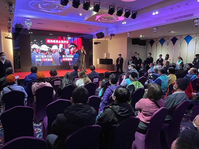 行政院长苏贞昌今（7日）下午7时许，前往新北市永和区参加市议员罗文崇举办的公投说明会。（叶书宏摄）