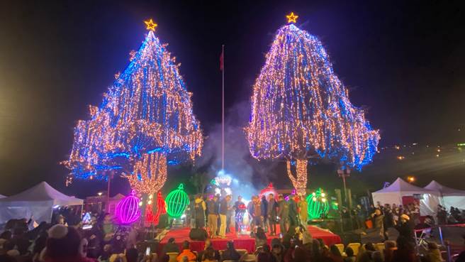 「山谷燈光節」舉行盛大開燈儀式，2棵高28公尺的雪松妝點上絢麗繽紛的LED燈飾（王文吉攝）