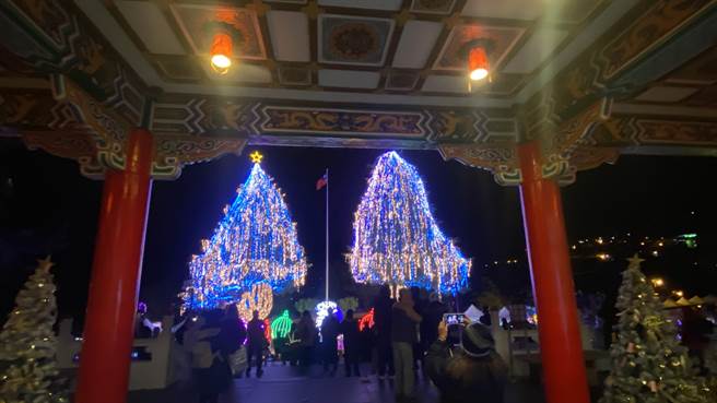 梨山賓館2棵28公尺高的雪松妝點上絢麗繽紛的LED燈飾。（王文吉攝）