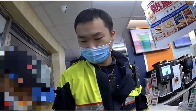 60多岁男子日前到新北市中和区某超商欲领取价值4000元的包裹，超商店员因担心老翁受骗，报警请求警方协助。（中和警分局提供）