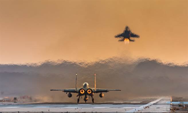 叙利亚拉塔基亚港有一批伊朗武器遭遇以色列空袭。（图／以色列空军脸书）