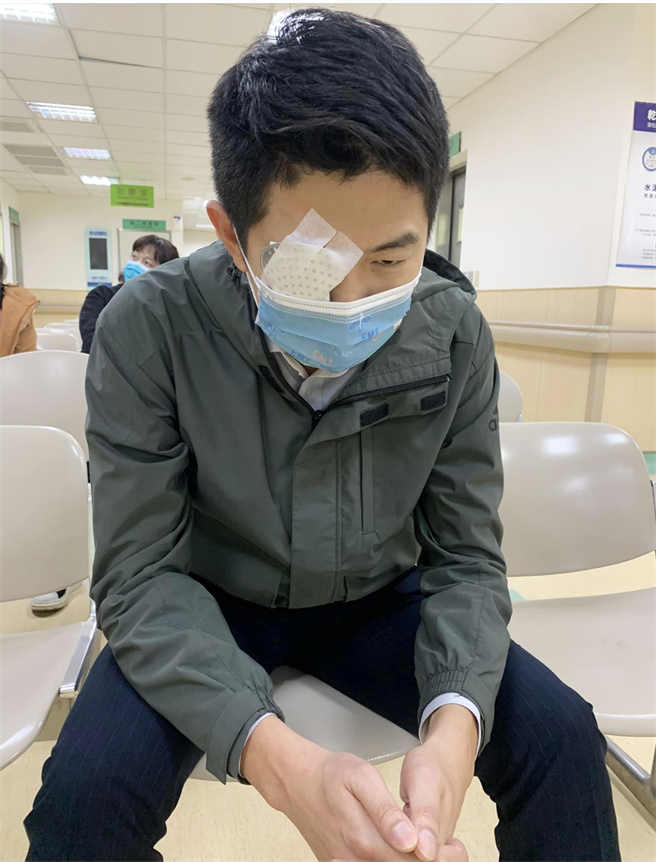 市议员黄守达说，手术一切顺利，但术后「头不能抬」、「趴着真的好累」。(翻摄自黄守达脸书)