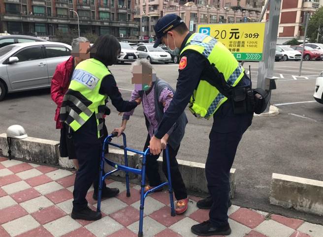 92岁的林姓老妪因思孙心切，从北屯区中清路二段骑着电动辅具车外出，未料因路况不熟加上车子半路没电，改以拐杖步行，直到体力不支被民眾发现报警。(警方提供)