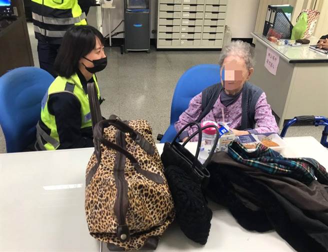 27岁的曾姓实习生贴心地陪伴在老妪身旁谈天说地，藉此消除老妪迷路的紧张及不安感。(警方提供)