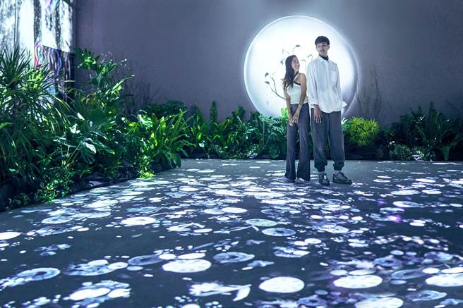 视觉互动科技创作团队「红然RYB Studio」于微风南山4楼的atre打造了「离线时区LOG OUT TIME」多媒体互动影音沉浸式展演。(红然RYB Studio提供)