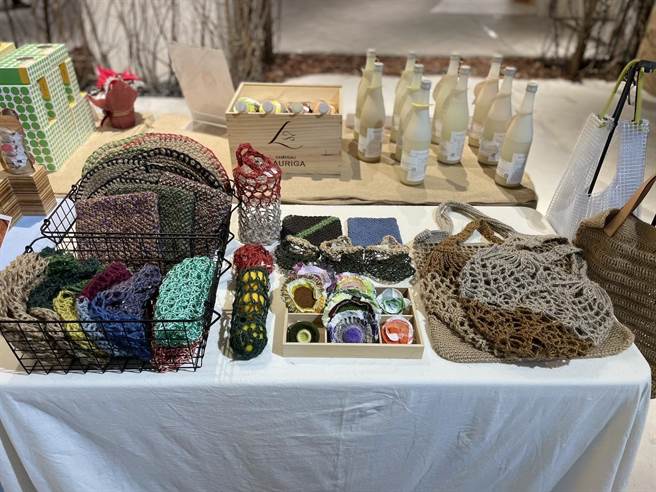 「离线时区LOG OUT TIME」打造了两大展区，甫进场的「人间市集」，就是为更换登入RYB-元宇宙通行证之处。（红然RYB Studio提供）