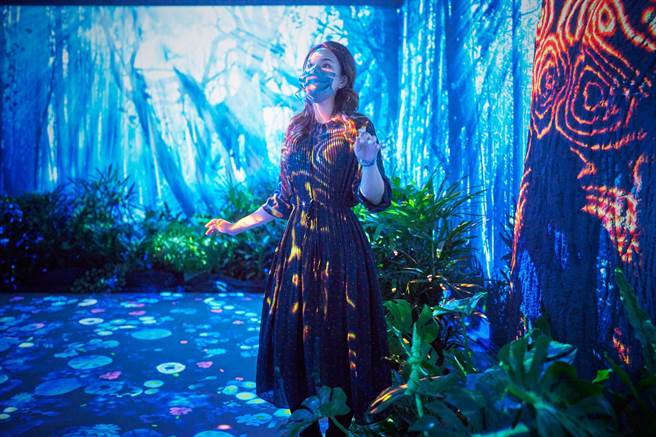 「离线时区LOG OUT TIME」为多媒体互动影音沉浸式展演，让观展者能够暂时从现实世界登出，彷佛所有的时间都暂停般，走进虚实交迭却无比清澈与寧静的「疗癒星球」。（红然RYB Studio提供）