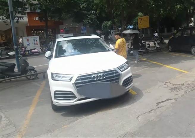 大陆网红「Neo鹿子」日前到广西南寧旅游，遇上开Audi、有3栋房收租的外送员。（截自Neo鹿子微博）