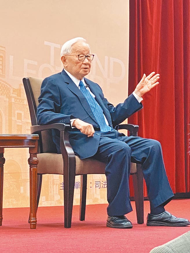 台积电创办人张忠谋6日出席司法院「趋势讲堂」活动，点出台美两地晶圆代工环境，其中，美国在水电、土地上有优势，台湾优势则是人才。图／司法院提供