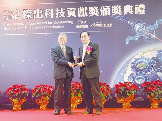 清华大学特聘教授叶均蔚博士（右）获行政院杰出科技贡献奖，由政院副院长沈荣津（左）亲自颁奖。图／简立宗