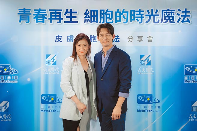 艺人温升豪（右）现身台湾医疗科技展，展示以自体纤维母细胞，移植到自己脸上医疗新技术。图／业者提供
