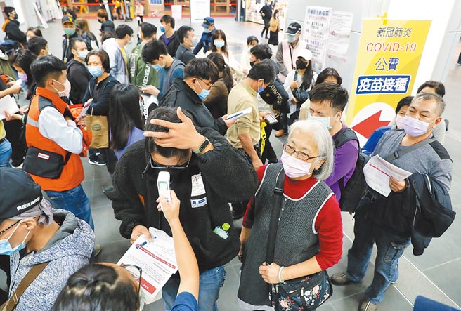 为催打新冠疫苗，中央疫情指挥中心在台北车站大厅西侧迴廊设接种站，完成接种者即可获得全联100元礼券，6日晚间整个台北车站西侧满满排队人潮。（季志翔摄）