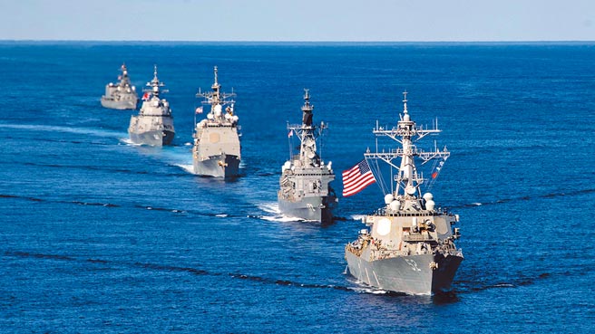 图为美、澳、日船舰联合演训照，参与联合军演的船舰包括美军伯克级飞弹驱逐舰「约翰·S·麦肯号」、澳洲皇家海军护卫舰「阿朗塔号」以及日本海上自卫队村雨型护卫舰「雾雨号」。（摘自美军太平洋舰队脸书）