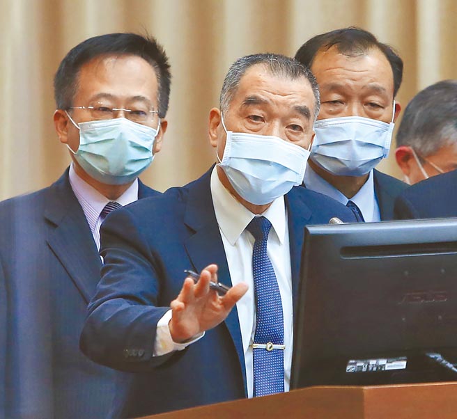 国防部长邱国正（前）6日赴立院专案报告，立委质疑特别预算金额2373亿元，国防部报告只有600字，平均1个字4亿元，邱国正表示，他也想说明的更详细，但特别预算格式如此，而且具体内容列机密，无法公开对外说明。（赵双杰摄）