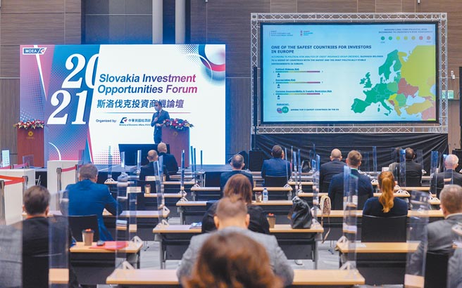 「第一屆台斯跨部會經濟合作諮商會議」6日舉行，斯洛伐克率領43人訪問團來台參與。（王德為攝）