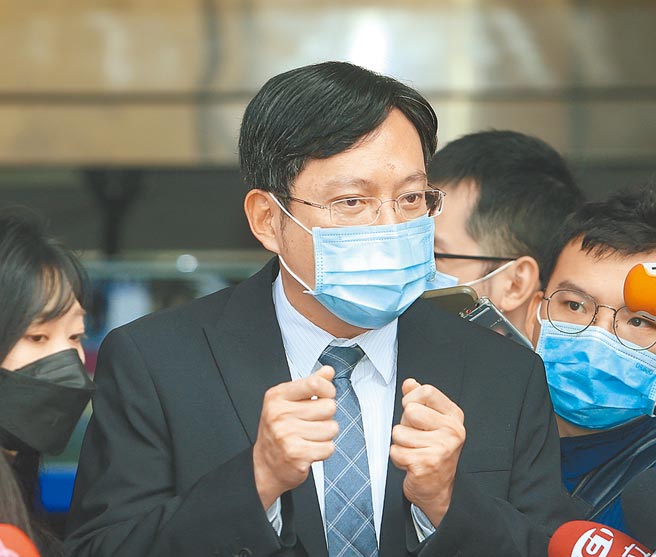 民进党立委高嘉瑜的委任律师李永裕6日表示，呈交林秉枢散布其他女友亲密照片的事证给检方。（陈怡诚摄）