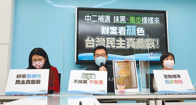 台中第二選區立委補選熱戰，國民黨候選人顏寬恒日前出席里長自辦說明會，現場提供炒米粉餐點，台中地檢署指揮警調人員，約談4位里長及22名里民到案說明；國民黨團總召費鴻泰（中），立委鄭麗文（左）、楊瓊瓔（右）等人6日舉行記者會，痛批民進黨政府為了打擊對手，將檢調作為御用東廠、錦衣衛。（陳信翰攝）