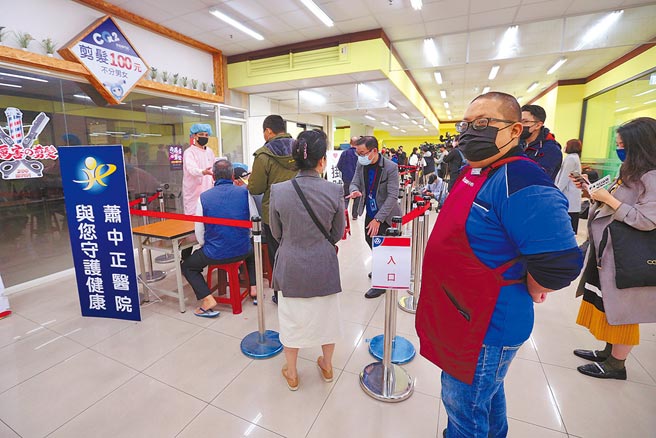 全联福利中心6日由新北市大观门市率先打头阵，提供200剂莫德纳疫苗供符合资格的民眾接种，医护人力由地方卫生局负责协调，门市人员则负责人潮引导。（黄世麒摄）