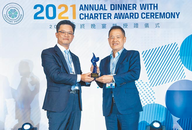中信银行董事长利明献（右）荣膺台湾金融分析专业人员协会年度卓越贡献奖，由黄昭景理事长（左）颁奖，同时授予名誉顾问。（中信银行提供）