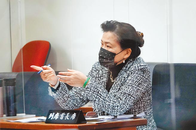 国发会主委龚明鑫指出，如要达到2050净零碳排，太阳能光电和风力的发电占比至少要达到50％、60％左右。不过，对2025年绿电能否达到20％发电比例的政策目标？经济部长王美花则不敢挂保证。（陈信翰摄）