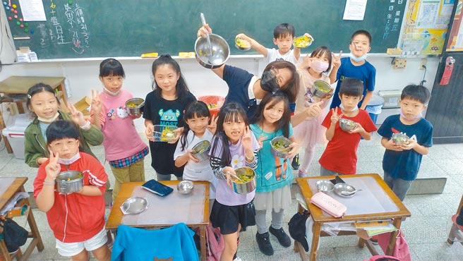 新北市教育局9月起已在新北7所自立厨房学校试办，每月2道提供东南亚料理，让学生透过饮食了解多元文化。图为学生享用拌鱼露的柬式凉拌生菜。（新北市教育局提供／陈慰慈新北传真）