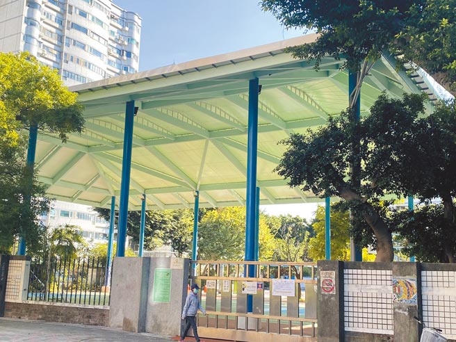 台北市議員陳重文爆料指出，一般校園設置太陽能板，都會有10％的回饋金，而北市府要求關渡國中設置公民電廠，卻一毛回饋金都沒給學校。（游念育攝）