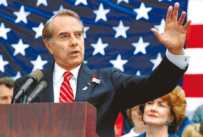 美前參議員杜爾1996年代表共和黨出馬競選總統，結果敗給了民主黨的柯林頓。（路透）
