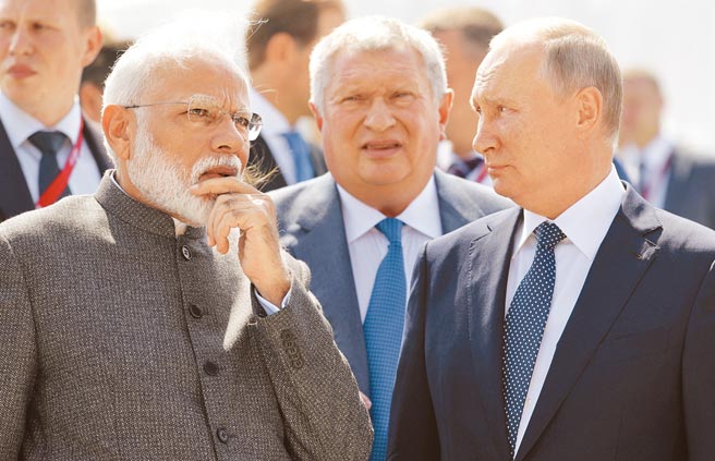 俄羅斯總統普丁6日率國防、外交等重要官員抵達長期盟友印度，他當天稍後與印度總理莫迪舉行峰會，希望強化俄印軍事與能源關係。（美聯社）