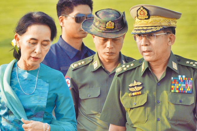 除了違反新冠防疫規定、煽動動亂等罪名外，翁山蘇姬被控制11項罪名還包括違反「政府機密法」、多起貪汙等，加起來最高可判刑超過100年，她本人否認所有罪名。（美聯社）