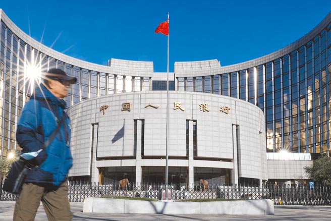 中国人民银行6日公告，将于12月15日下调金融机构存款准备金率0.5个百分点，预计可释出长期资金约1.2兆人民币。（中新社）