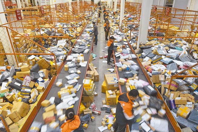 以綜合物流為主業的「中國物流集團有限公司」6日正式揭牌成立，成為最新的巨無霸央企。圖為寧夏銀川市一家快遞公司工作人員在分揀快遞。（新華社）